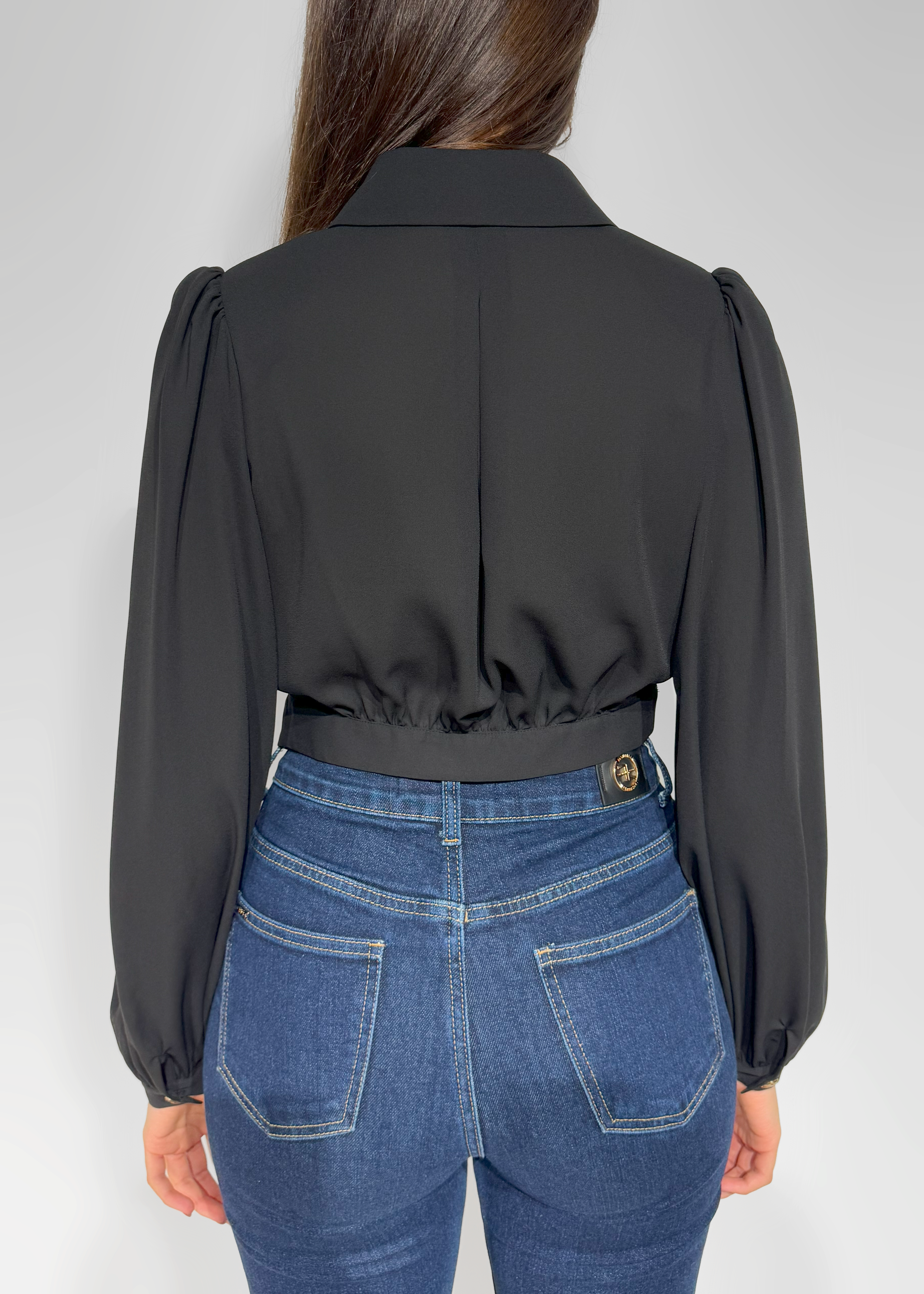 Blusa feminina preta com colarinho e botões personalizados Ferrache