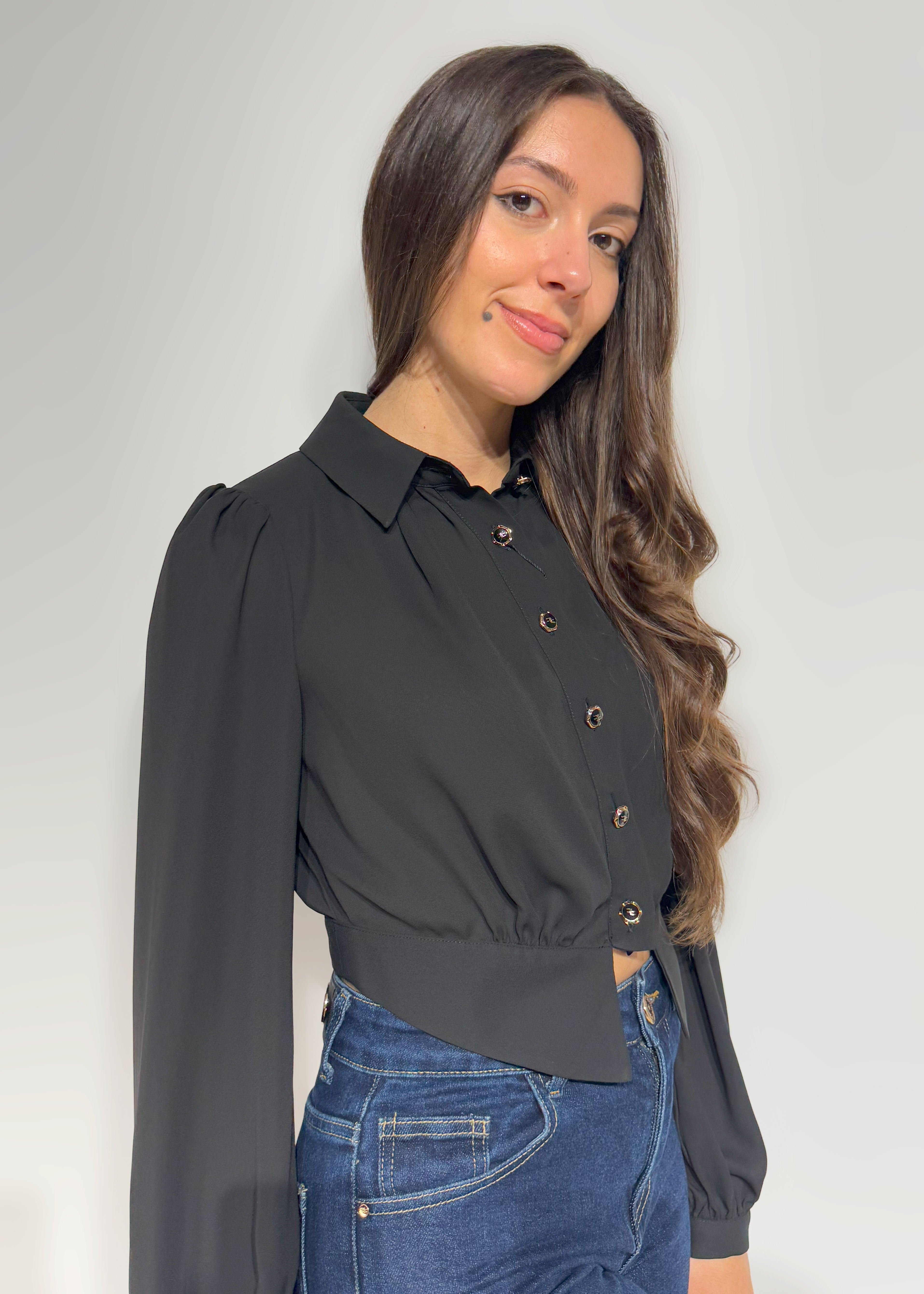 Blusa feminina preta com colarinho e botões personalizados Ferrache