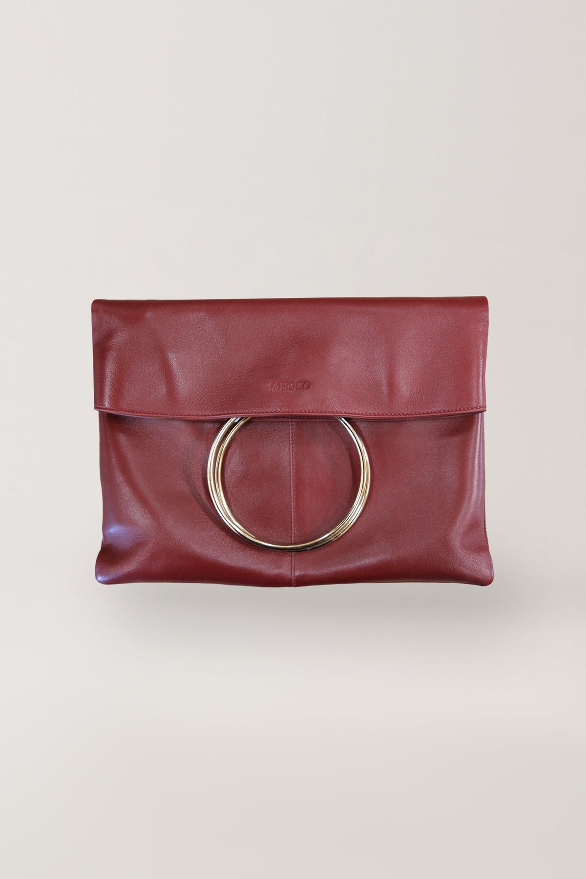 Bolsa em pele em formato de envelope com detalhe de asa rígida Sahoco