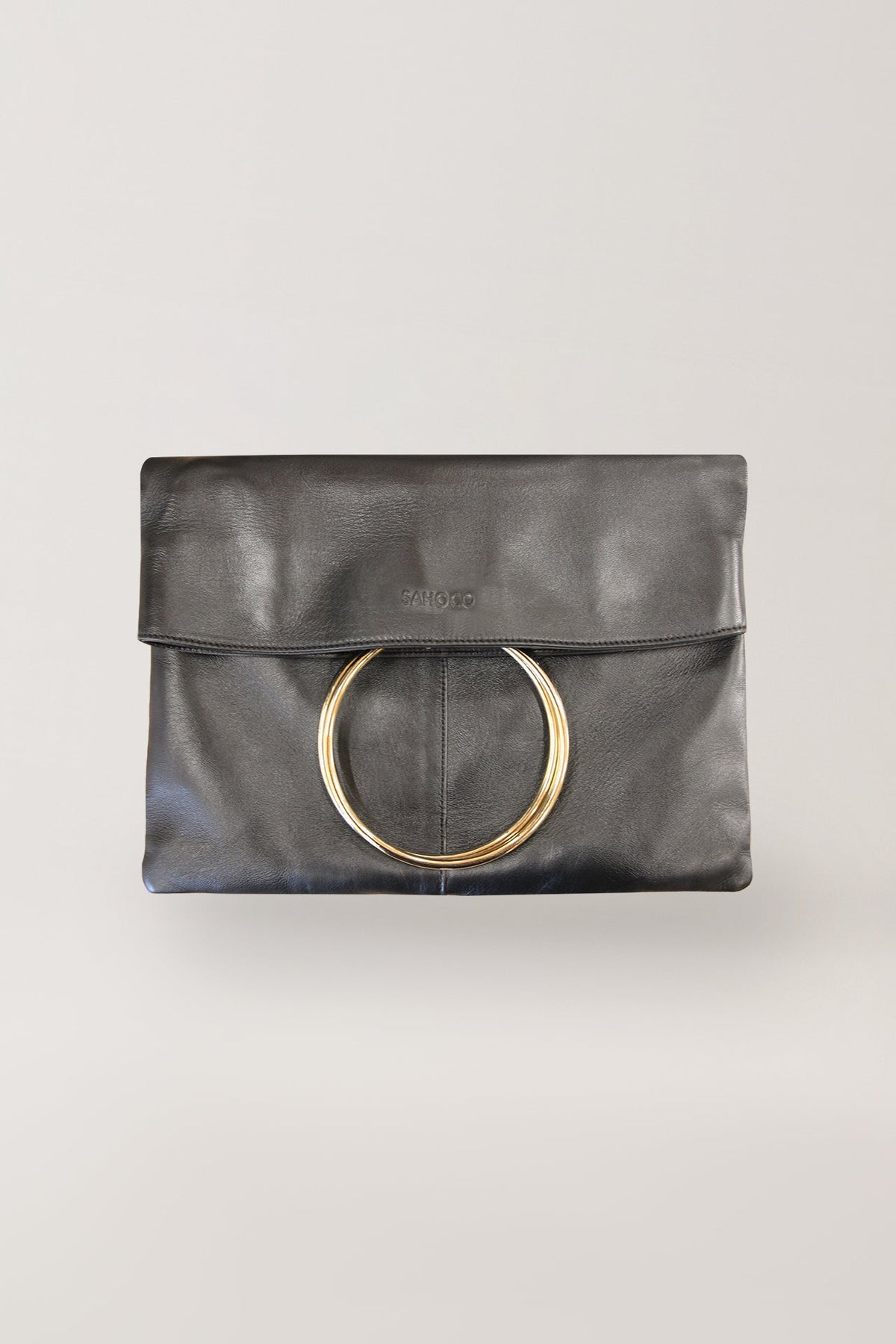 Bolsa em pele em formato de envelope com detalhe de asa rígida Sahoco