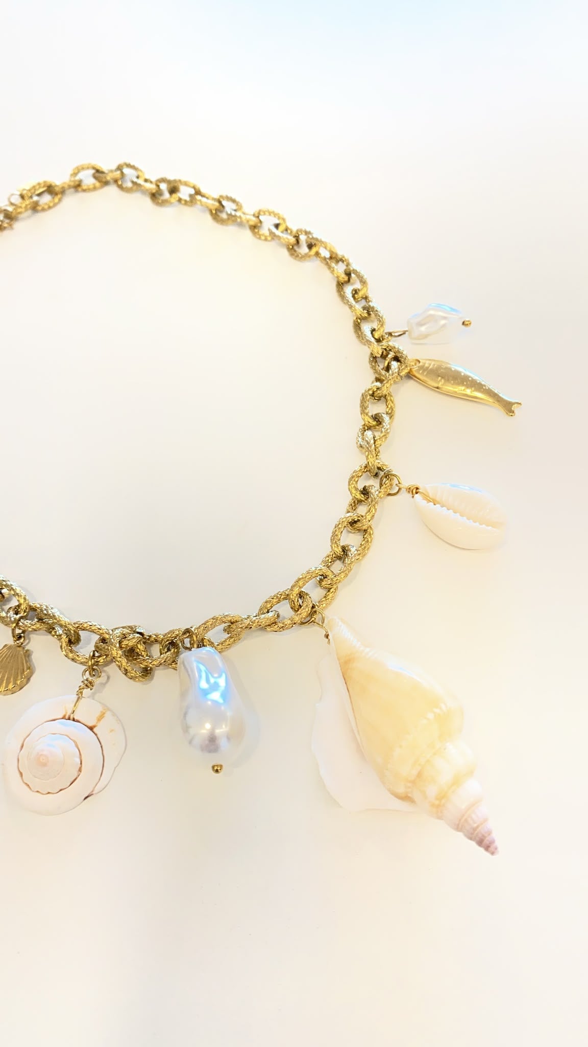 Chunky Shimmering Link Chain Cowrie Shell Necklace Jetlag
