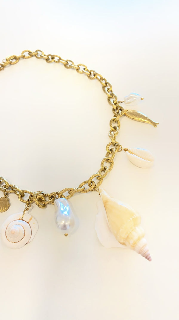 Chunky Shimmering Link Chain Cowrie Shell Necklace Jetlag