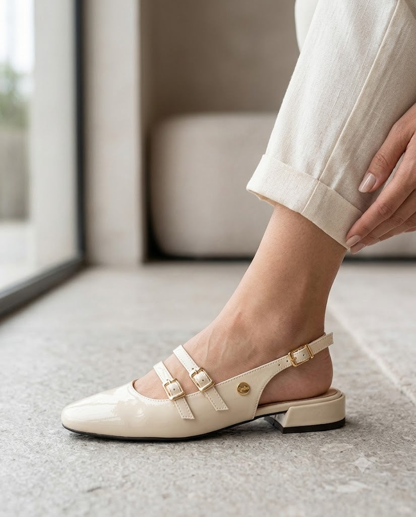 Sapatos de salto baixo em couro envernizado com fivela Ruika