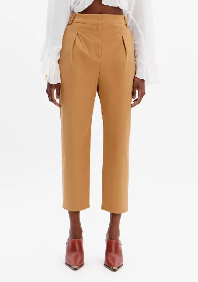Calça cenoura de cintura subida com bolsos Lança Perfume