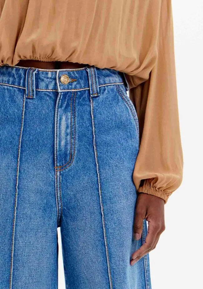High-Waisted Wide-Leg Jeans with Pleat Details Lança Perfume