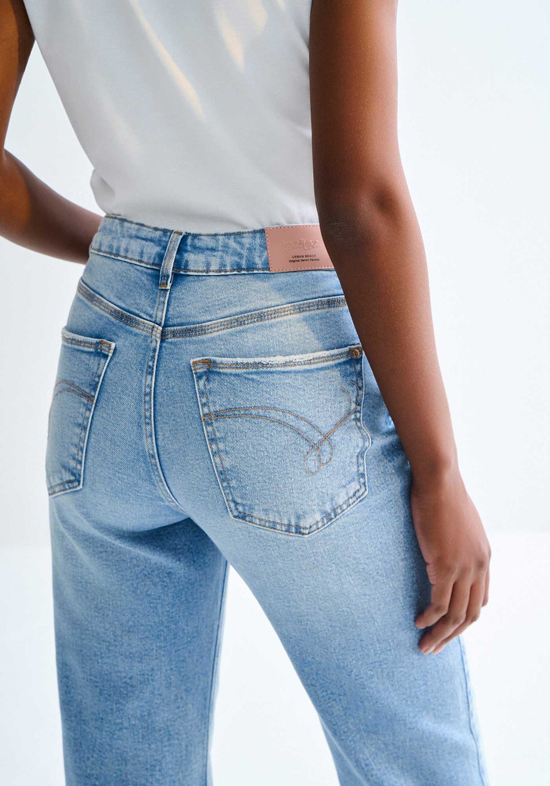 Calça de ganga regular com barra desfiada Lez a Lez