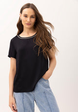 Blusa lisa de manga curta  com brilhantes Lez a Lez