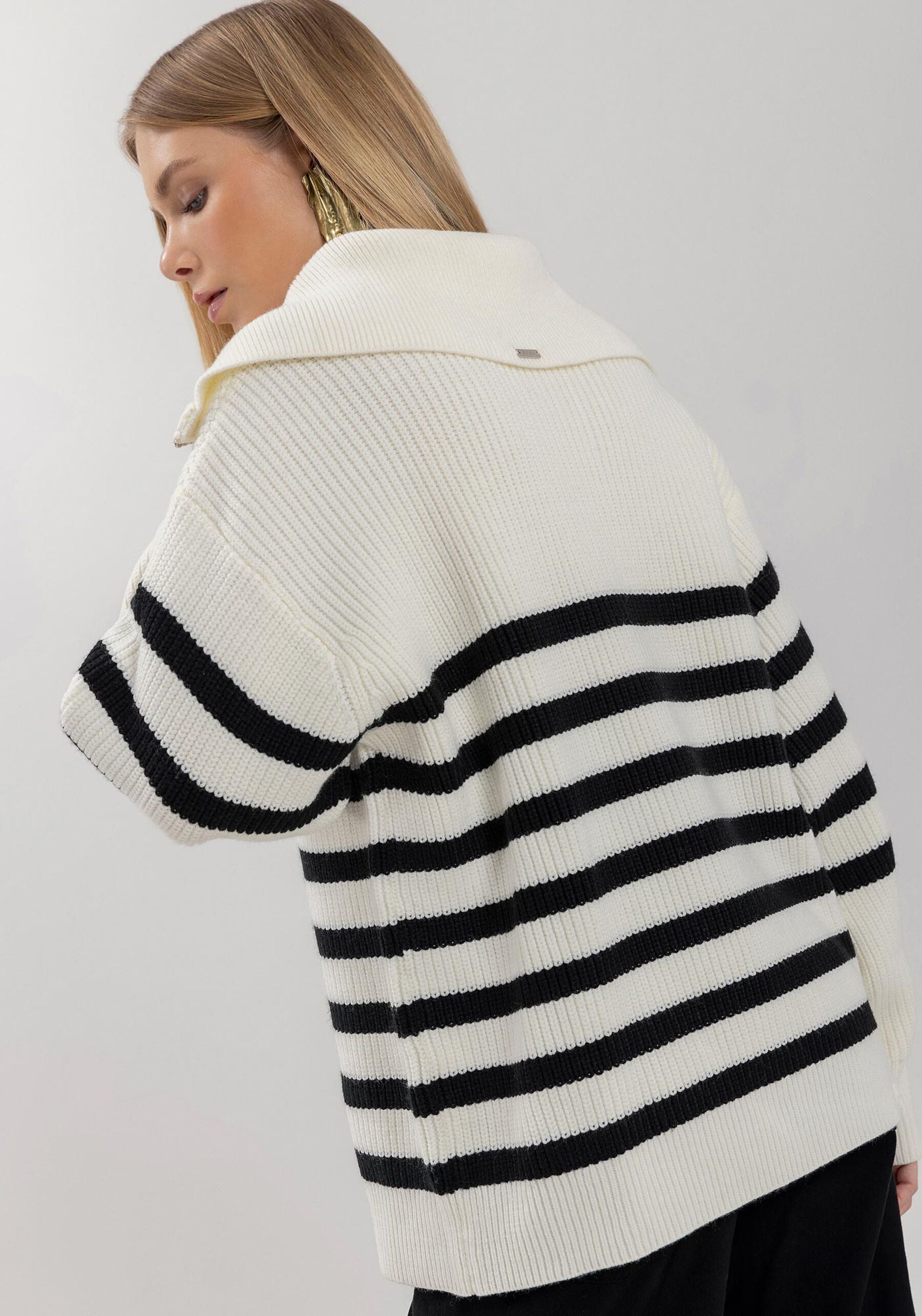 Long Striped Knit Sweater with Long Sleeves Lez a Lez