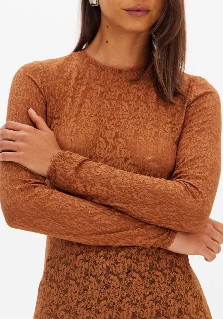 Long-Sleeve Lace Fitted Top Lança Perfume